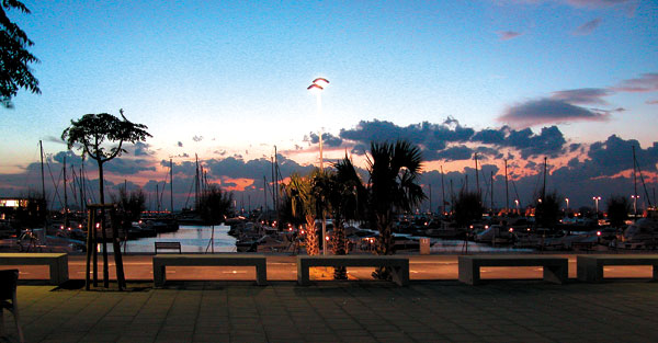 Marina Roses Sporthafen Rosas nachts bre Costa Brava GastroTour 2010