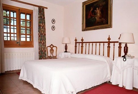 Bedroom of the countryhouse-residence at Cassa de la Selva