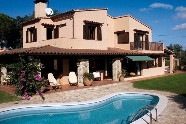 Frontal view of the main house over the salt water pool