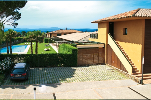 Parking space and entrance to the apartment in Navata