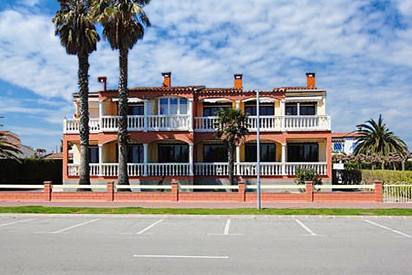 Investment: 8 apartments on the seafront in Empuriabrava.