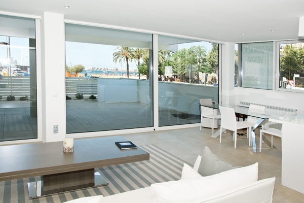 Luxury apartments on the ground floor in the first sea line with view of the marina at the Golf of Roses