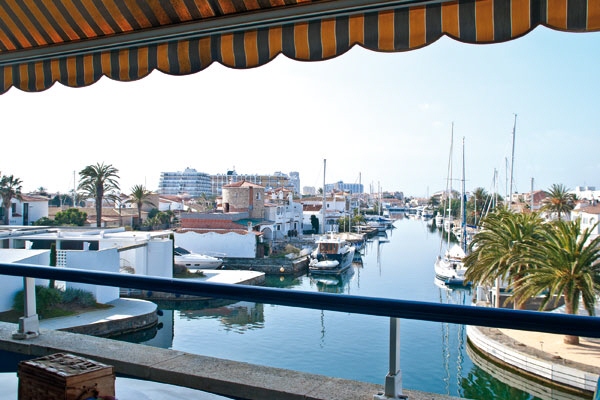 A rarity in Empuriabrava !! - Apartment with 15x5 m mooring before the bridges, double garage, pool and storage.