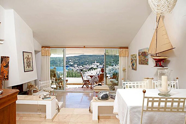 Very well maintained apartment with sea views