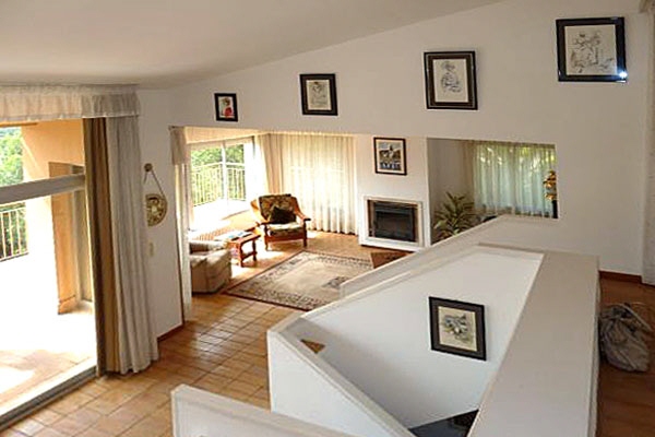 Very ample living area with access to the terrace