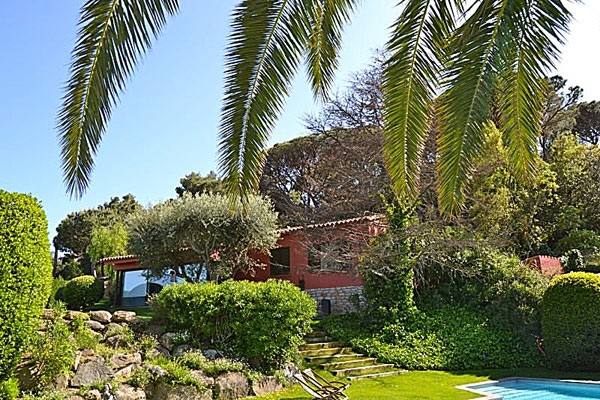 Fantastic property with garden, pool and sea view