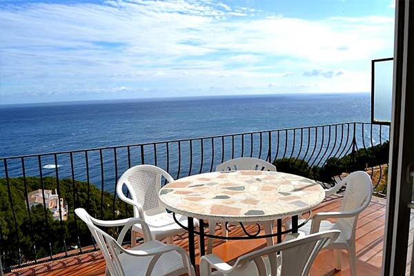 A semi-detached house with stunning sea views in Begur, just 2 km from the beach in Sa Tuna