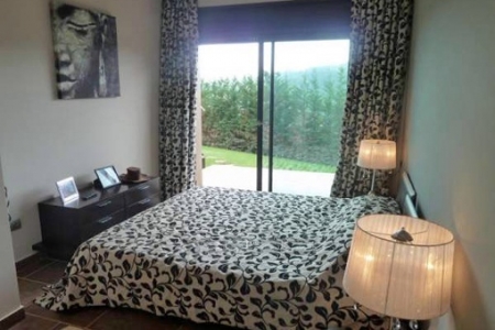 One of the 4 precious bedrooms