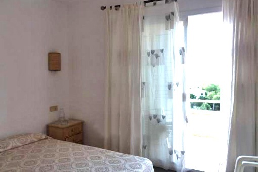 One of the 2 bright bedrooms