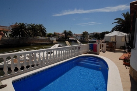 Cozy villa with swimmingpool and boat dock at the grand canal of Empuriabrava