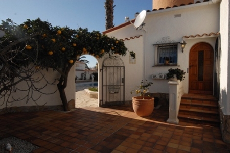 Beautiful villa with swimming pool and sauna on the large canal of Empuriabrava