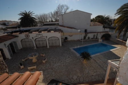 Big terrace with pool and fountain